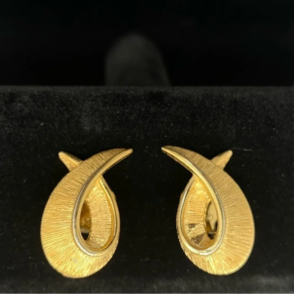 Monet Vintage Gold tone clip on earrings. Mid Century Modernist style. Signed